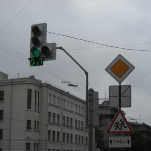 Светофор и знаки на углу Левашовского