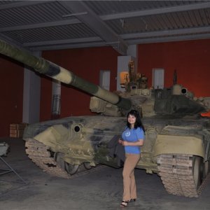 Мы с Т-90 ("Летающий танк") смотримся идеально! :) После "Волги" - только на такой!
Ангар УВЗ (завод-изготовитель Т-90 и многих других).