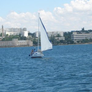 Яхта в Севастопольской бухте.