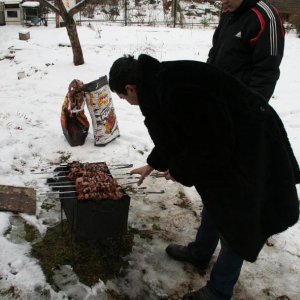 Каму шашлык! Каму шашлык! Подлетай - забирай! Свежий, вкюсний! Всиго 150 р. за шампюр!