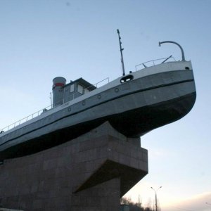 Ботсман запарковал свой баркас.