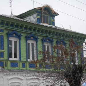 Посмотрите на наличник.