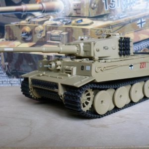 Pz VI Tiger (Academy 1:35) (с интерьером)
(наборные траки Academy не из коробки)