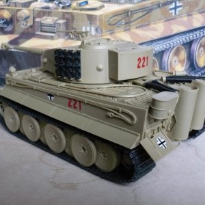 Pz VI Tiger (Academy 1:35) (с интерьером)
(наборные траки Academy не из коробки)