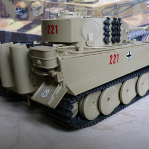 Pz VI Tiger (Academy 1:35) (с интерьером)
(наборные траки Academy не из коробки)