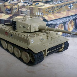 Pz VI Tiger (Academy 1:35) (с интерьером)
(наборные траки Academy не из коробки)