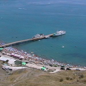 Вид на пляж с Генуэзской крепости в Судаке
