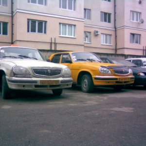 Две лучшие машины нашего таксопарка, моя после смены не помытая..