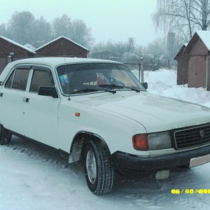 у гаража.