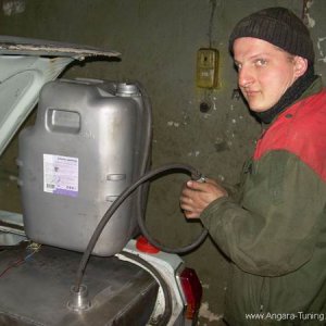 Заправляю бензином. Бак сделал из аллюминия и расположил в багажнике, т.к. под днищем из-за глушителей для него не осталось места