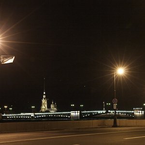Вид на Дворцовый мост и Петропавловскую крепость с Адмиралтейской набережной