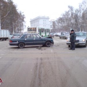мужик на серебристой волге хотел проскочить передомной..