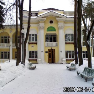Центральный корпус, вид открывается прямо с пропускной