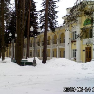 Центральный корпус с боку, видны окна номеров 1 и 2 этажа с балконами