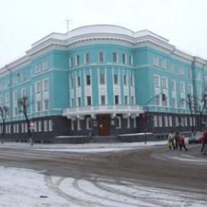 Как вы думаете, что это? Правильно! Городская поликлиника ( именно такая надпись над входом).