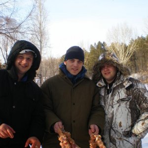 Первые шашлычки после зимы(я в центре).