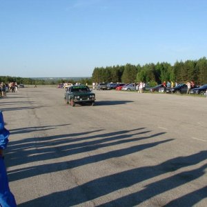 Кто кого. Заброшенный аэродром в пригороде г.Коврова - постоянное место встречи Ковровских любителей авто, было. Сейчас организованные встречи запрети