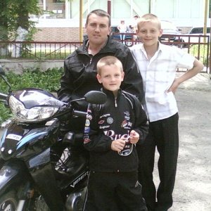 я с сыновьями на прогулке.