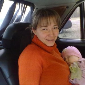 жена с дочкой,старший на роликах катается.