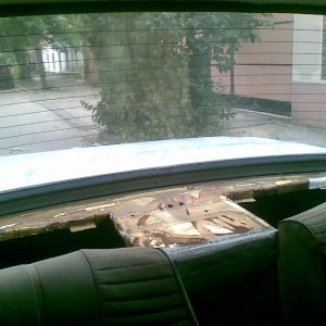 Эти вырезы сделаны не мной, я лишь только удлинил их ближе к стойкам, так как подиумы там расположены и, соответственно, динамики.