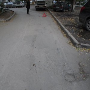 Чувак несся вдоль дома среди ночи, оставил 15 метров тормозного пути, под конец слегка забрал влево.
