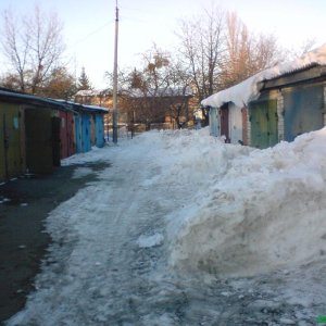 DSC00775 Зима. Вот так почти каждой зимой --- возле моих ворот чисто, у соседа напротив --- сугробы.