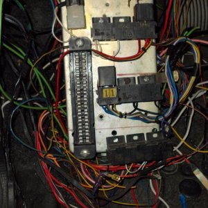 DSCN0028 Предохранители и реле стоять будут слева