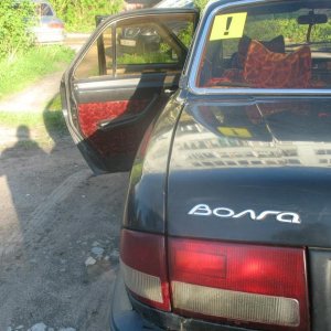 ГАЗ-3110 1996 года. Куплена в 2013 чтобы научиться ездить и ковыряться. Со своей задачей справилась и ушла на покой, а я в армейку)) Салон и электрика