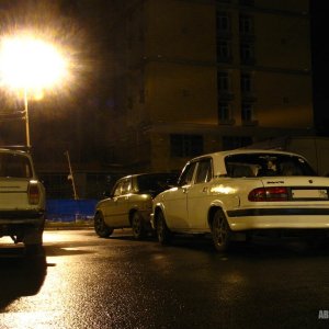 Ласточка murzikа на ночной парковке
