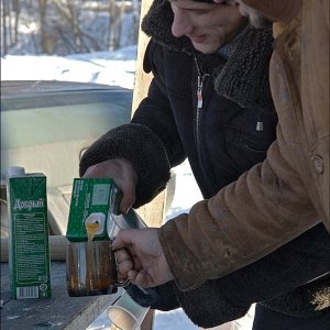 Давай, наливай, пока ГАИ не видит :))