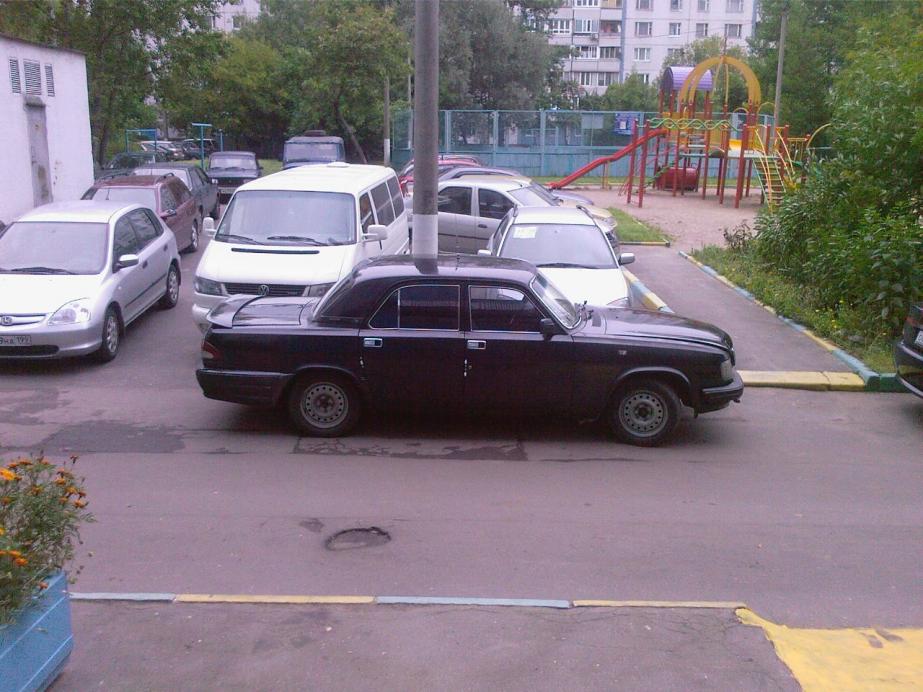 Во дворе у подъезда.