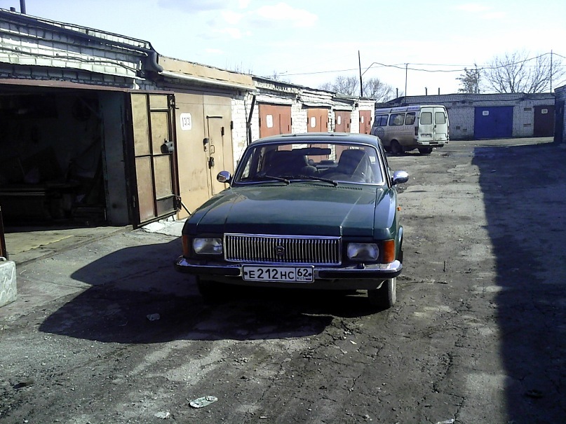 В гараже...