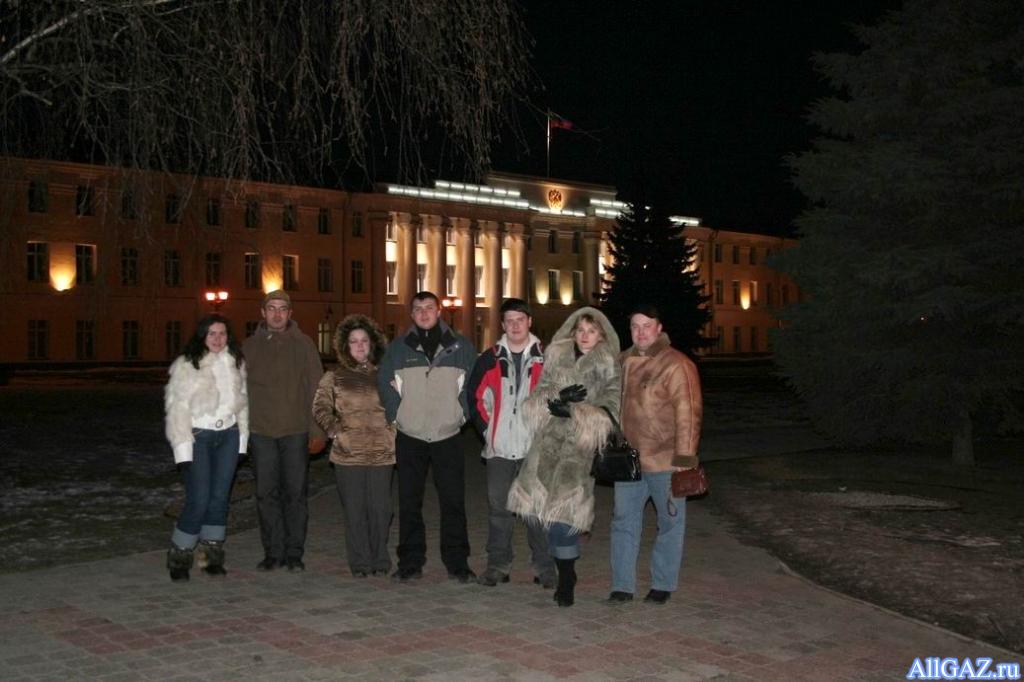 Группа товарищей.