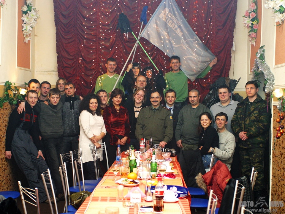 Групповой снимок на фоне знамени