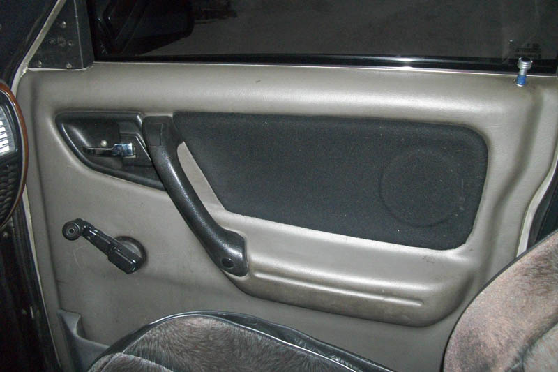 Дверные панели оформлены так, и врезаны дины