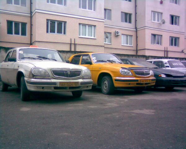 Две лучшие машины нашего таксопарка, моя после смены не помытая..