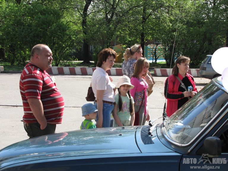 Детишки выбирают машинки