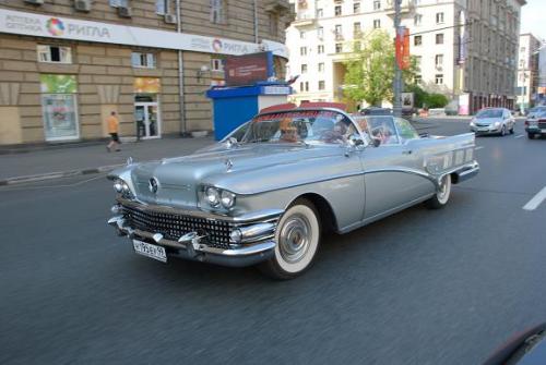 Какой-то Buick, модель не смотрел 50-х годов
Фото сделано на Садовом кольце.
Фотограф Александр Долгиев