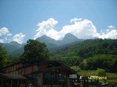 Красная поляна - вон на ту верхушку мы и поднимались