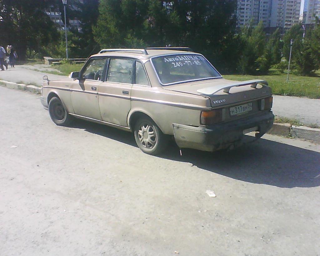 Надпись на стекле: АВТОЗАПЧАСТИ!