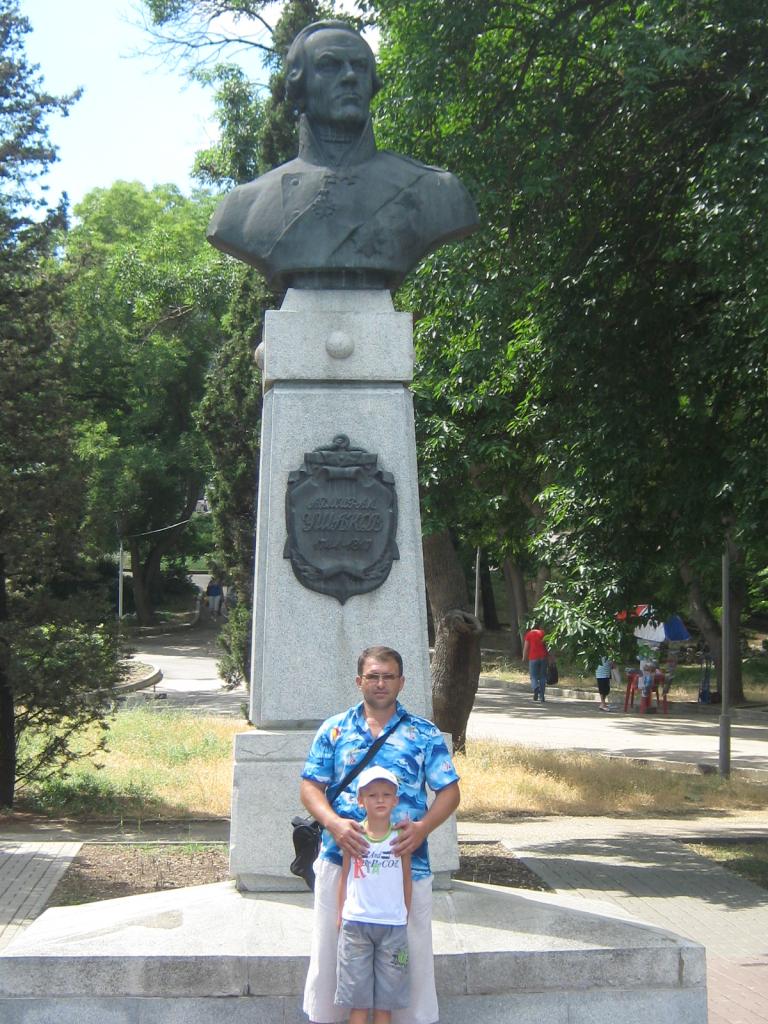 Памятник адмиралу Ушакову.