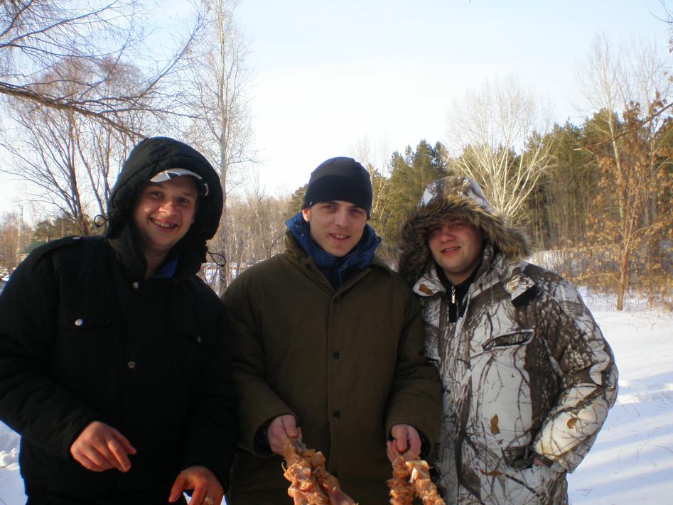 Первые шашлычки после зимы(я в центре).