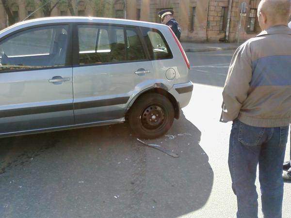 Попал в аварию