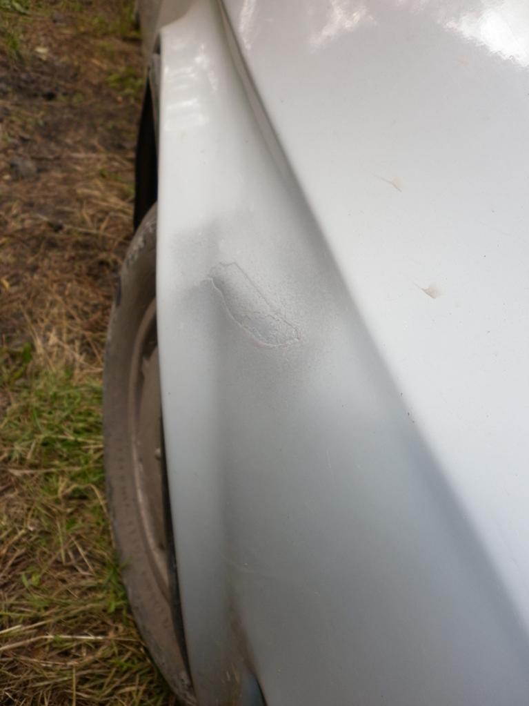 Последствия автоподставы (toyota обогнала и резко затормозила). Погнуло переднее правое крыло: визуально переднюю половину нагнуло вниз.