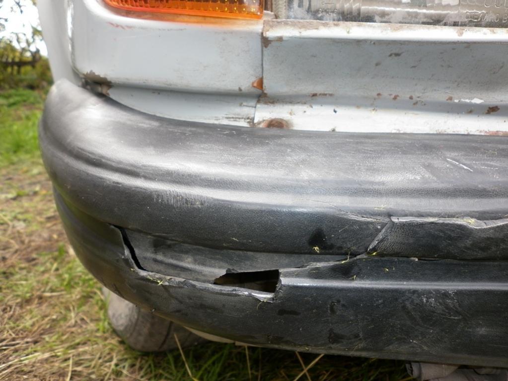 Последствия автоподставы (toyota обогнала и резко затормозила). Сломан бампер, погнут передний фартук.