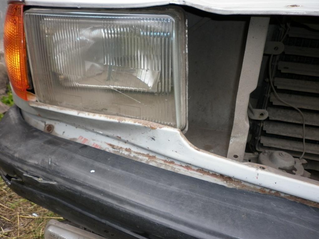 Последствия автоподставы (toyota обогнала и резко затормозила). Фара: вмяло но НЕ РАЗБИЛО. А вот пластик поворотника разбился.