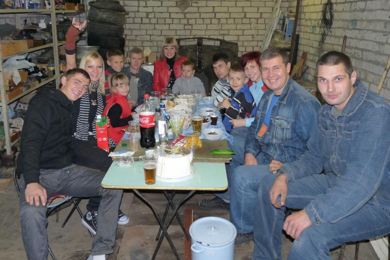 Слева направо:
Костян Кузнецов (EzDuN) и его Анютка, наша дочка Ева, сын Виктор, Роман Кузнецов (G_()_N_Щ_и_I<), я (Simaurius), наш сын Давыд (ГринGo-