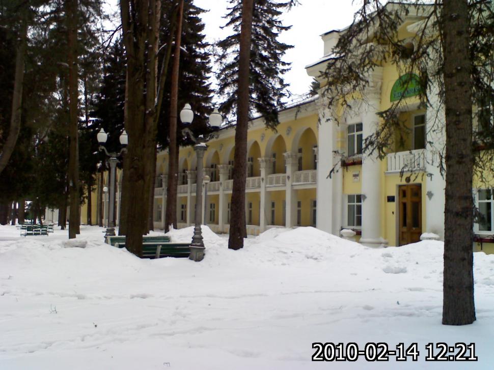 Центральный корпус с боку, видны окна номеров 1 и 2 этажа с балконами