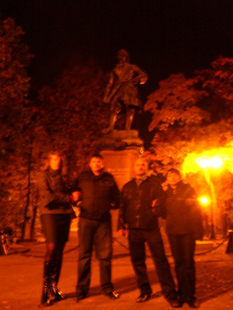 Юлия Лебедева с Андреем и я с Еленой на фоне  памятника Петру в Кронштадте (снято без вспышки в ночном режиме)