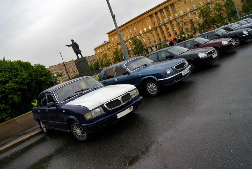 вторая слева.